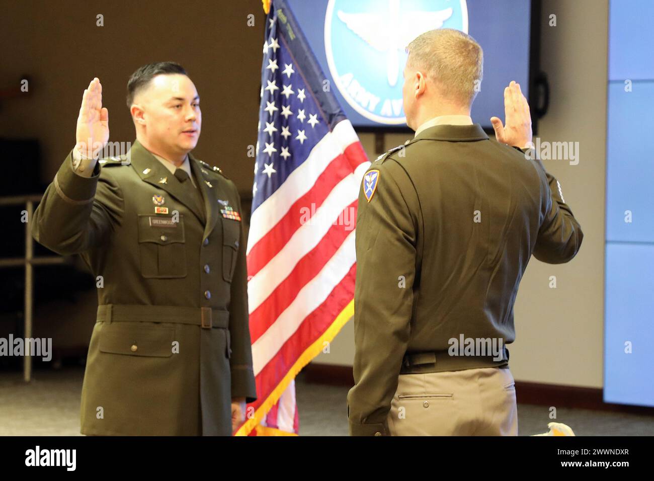 Il maggiore Bryce R. Greenwood recita il giuramento come amministrato dal colonnello Keith Hill, comandante della 110th Aviation Brigade, durante la cerimonia di promozione di Greenwood a Fort Novosel, Ala., 9 febbraio 2024. Esercito Foto Stock