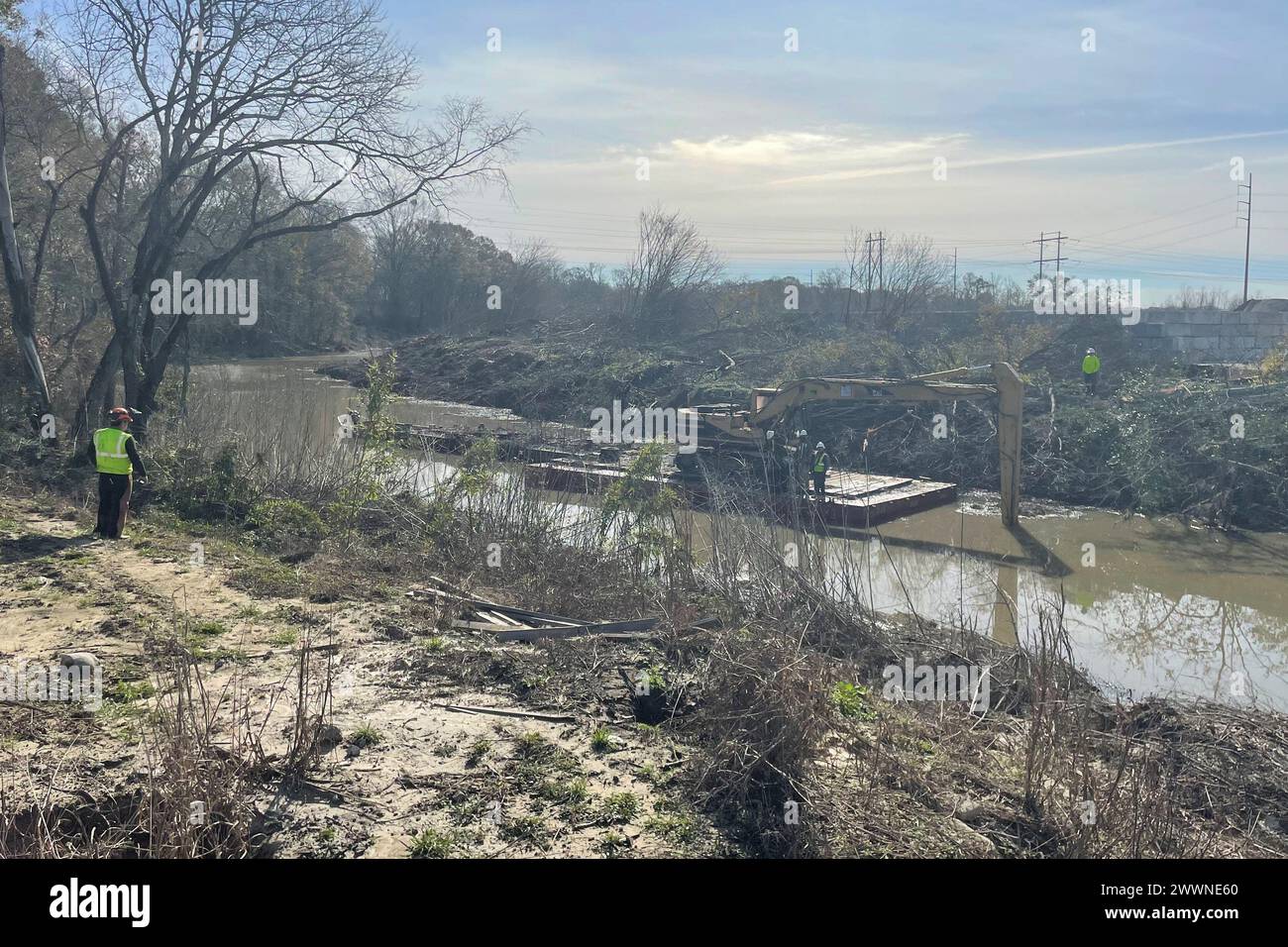 È in corso la bonifica e lo schiacciamento di circa 3,3 km di canale a Ward Creek per rimuovere vegetazione e detriti dal canale per aumentare la capacità e promuovere un flusso più efficiente. Ward Creek fa parte dell'East Baton Rouge Flood Risk Reduction Project. I miglioramenti apportati in questo progetto sono volti a ridurre il rischio di danni causati da inondazioni fuori dalla banchina durante le forti precipitazioni. La data di completamento prevista è fissata per la primavera 2024. Foto Stock