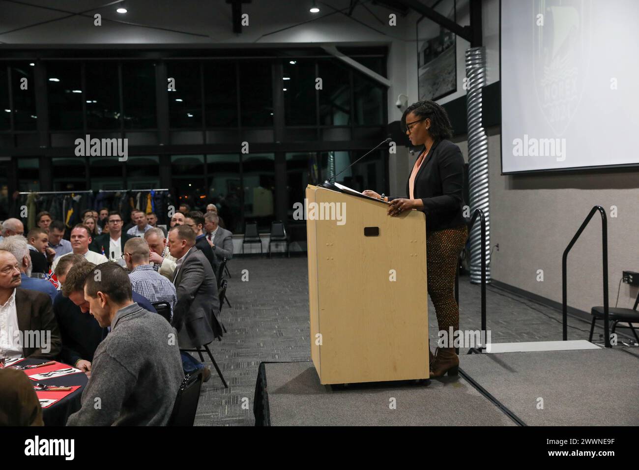 La Guardia Nazionale del Minnesota offre alla Guardia Nazionale norvegese un tradizionale pasto Minnesotan composto da una bistecca di 12 once, insalata e patate al forno, oltre a un evento culturale durante il 51° scambio di truppe reciproche norvegesi presso il Camp Ripley Training Center a Little Falls, Minnesota, il 5 febbraio 2024. Il pasto è stato cucinato e fornito servendo le nostre truppe che hanno fornito questo stesso pasto a famiglie e soldati militari dal 2004 (Minnesota Army National Guard Foto Stock