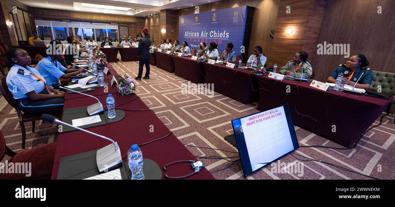 Donne, Peace and Security panelist dell'Associazione delle forze aeree africane partecipano a una sessione di workshop a Tunisi, Tunisia, 27 febbraio 2024. L'Association of African Air Force è un'organizzazione non politica e volontaria che promuove soluzioni di potenza aerea a guida africana ed è stata istituita per promuovere e rafforzare la cooperazione e il sostegno reciproco tra i suoi membri. Aeronautica militare Foto Stock