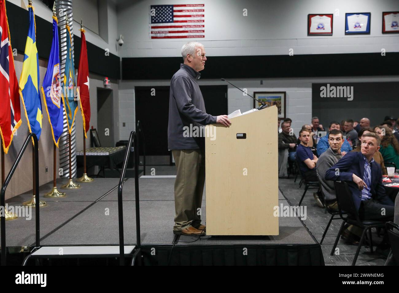 La Guardia Nazionale del Minnesota offre alla Guardia Nazionale norvegese un tradizionale pasto Minnesotan composto da una bistecca di 12 once, insalata e patate al forno, oltre a un evento culturale durante il 51° scambio di truppe reciproche norvegesi presso il Camp Ripley Training Center a Little Falls, Minnesota, il 5 febbraio 2024. Il pasto è stato cucinato e fornito servendo le nostre truppe che hanno fornito questo stesso pasto a famiglie e soldati militari dal 2004 (Minnesota Army National Guard Foto Stock