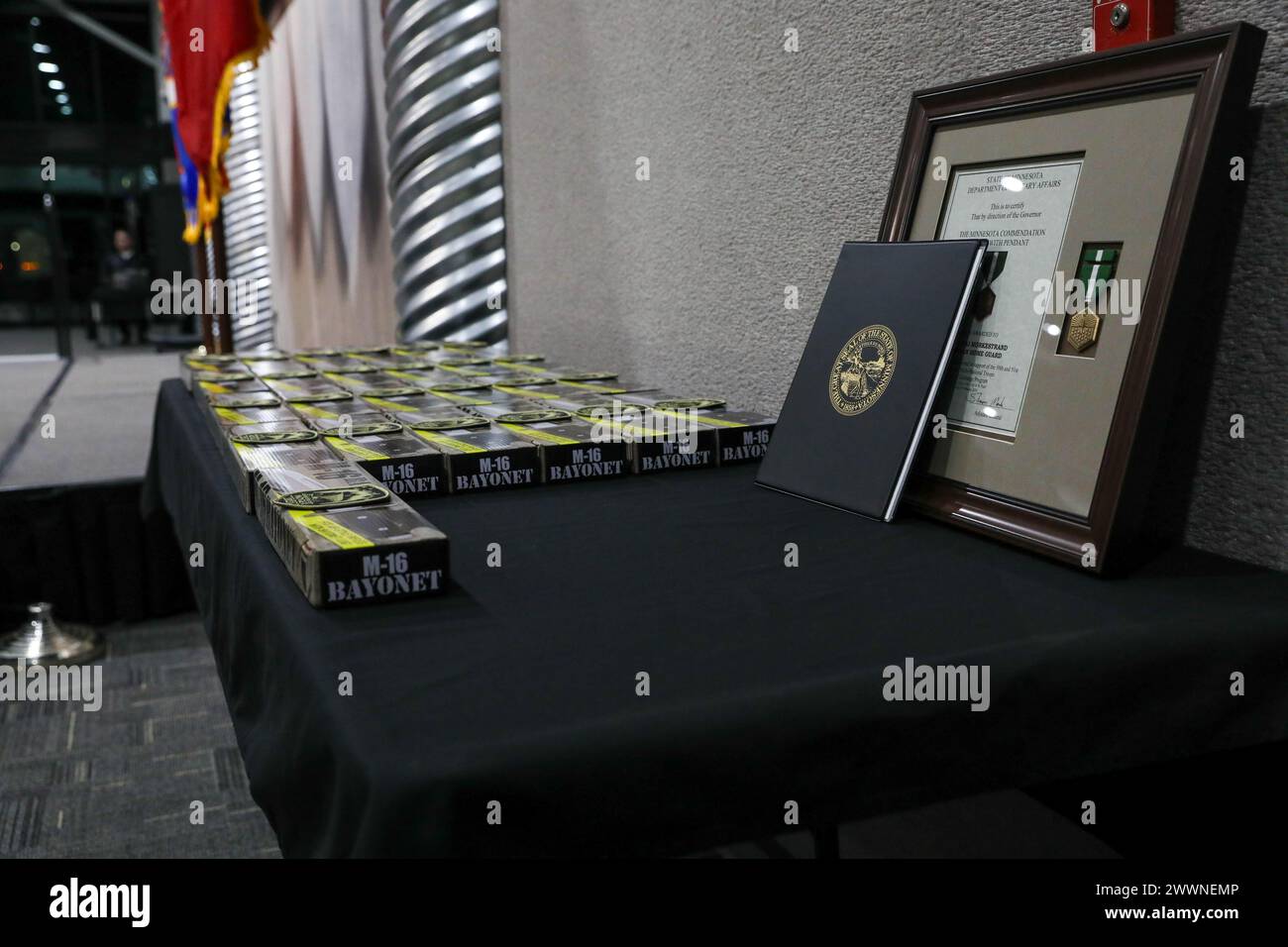 La Guardia Nazionale del Minnesota offre alla Guardia Nazionale norvegese un tradizionale pasto Minnesotan composto da una bistecca di 12 once, insalata e patate al forno, oltre a un evento culturale durante il 51° scambio di truppe reciproche norvegesi presso il Camp Ripley Training Center a Little Falls, Minnesota, il 5 febbraio 2024. Il pasto è stato cucinato e fornito servendo le nostre truppe che hanno fornito questo stesso pasto a famiglie e soldati militari dal 2004 (Minnesota Army National Guard Foto Stock