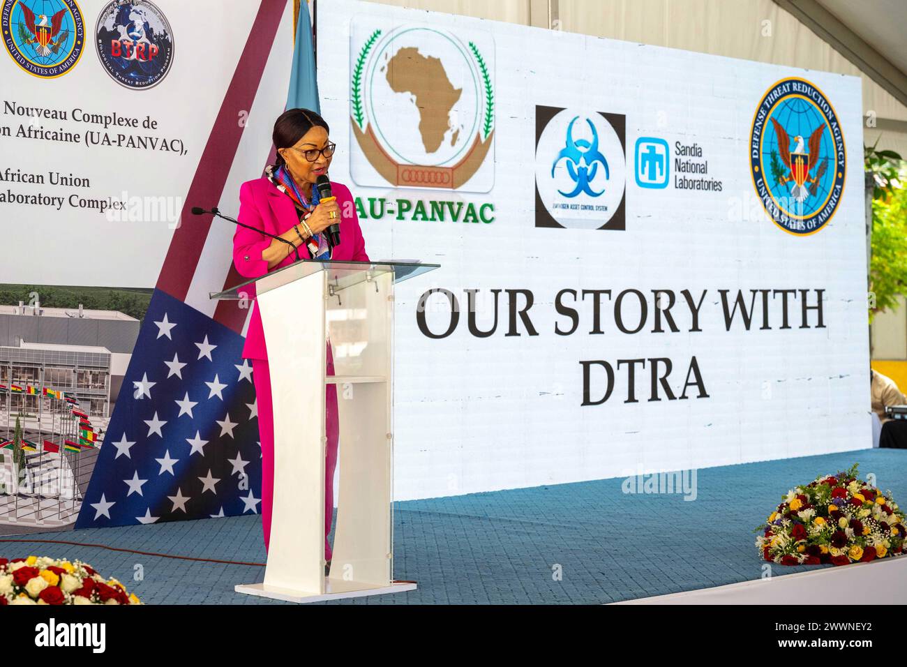 I membri della Defense Threat Reduction Agency (DTRA) hanno partecipato a una cerimonia rivoluzionaria per il nuovo laboratorio e centro di formazione dell'Unione africana (AU)-Pan-African Veterinary Vaccine Center (PANVAC) a Bishoftu, Etiopia, 21 febbraio. Foto Stock