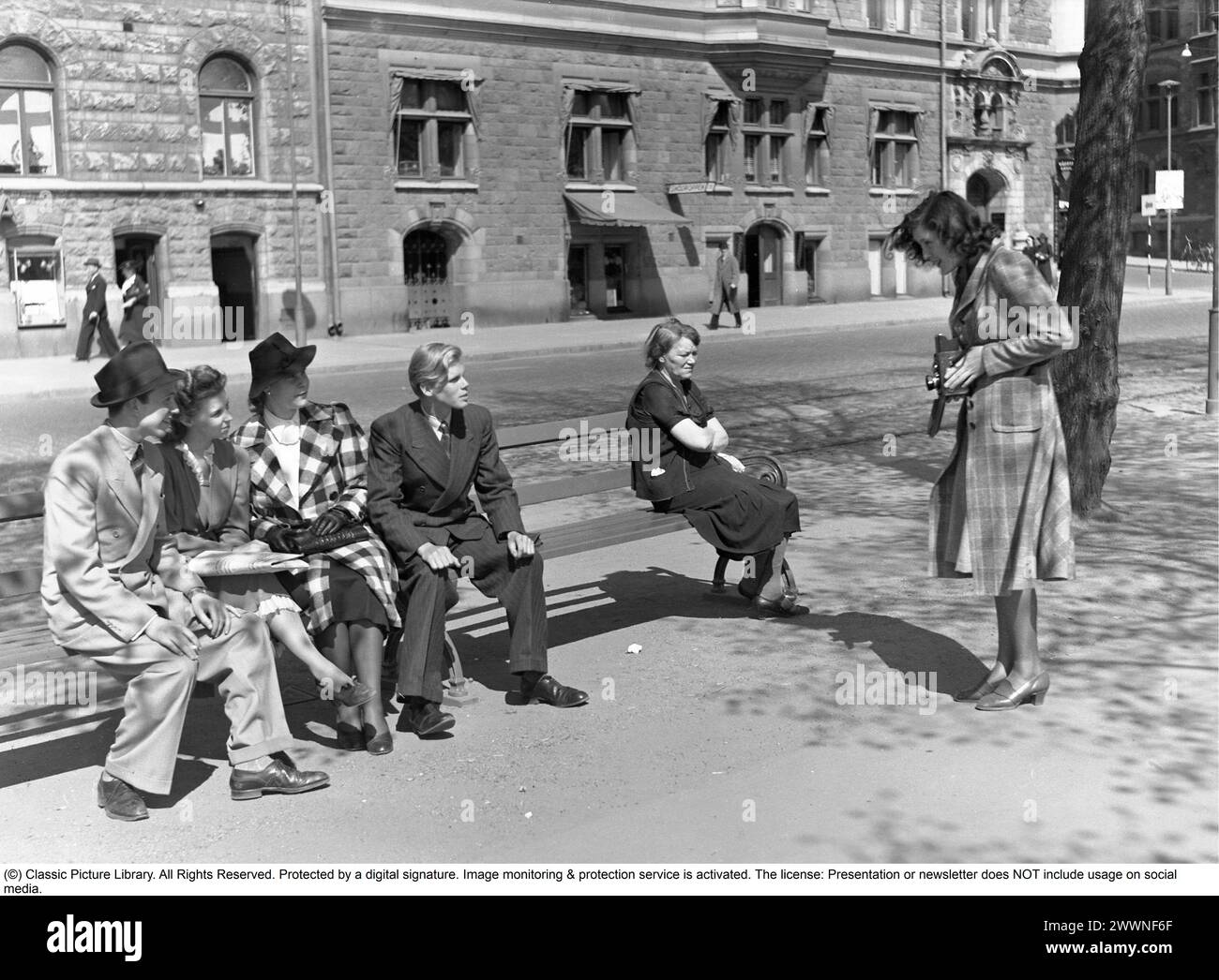 L'attrice Gaby Stenberg scatta una foto dei suoi amici con la sua fotocamera 1940. Kristoffersson rif. 127-2 Foto Stock