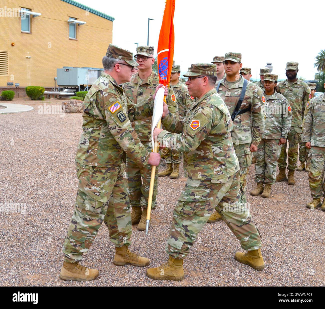 MESA, Ariz. - Brig. Il generale Royce P. Resoso, vice comandante del 335th Signal Command, e il colonnello Patrick E. Hughes, comandante della 505th Signal Brigade, si recarono a Mesa, Arizona, per condurre le cerimonie di rinuncia alla responsabilità e di pensionamento per il sergente James A Milligan presso Herrera Hall sul U.S. Army Reserve Center, 24 febbraio 2024. Nativo di Monaca, Pennsylvania, Milligan entrò nel corpo dei Marines degli Stati Uniti nel 1991. Ha conseguito una laurea in economia aziendale presso l'Università di Phoenix nel 2009, e ha frequentato molti corsi dell'esercito tra cui Basic Infantry Rifleman e whe Foto Stock
