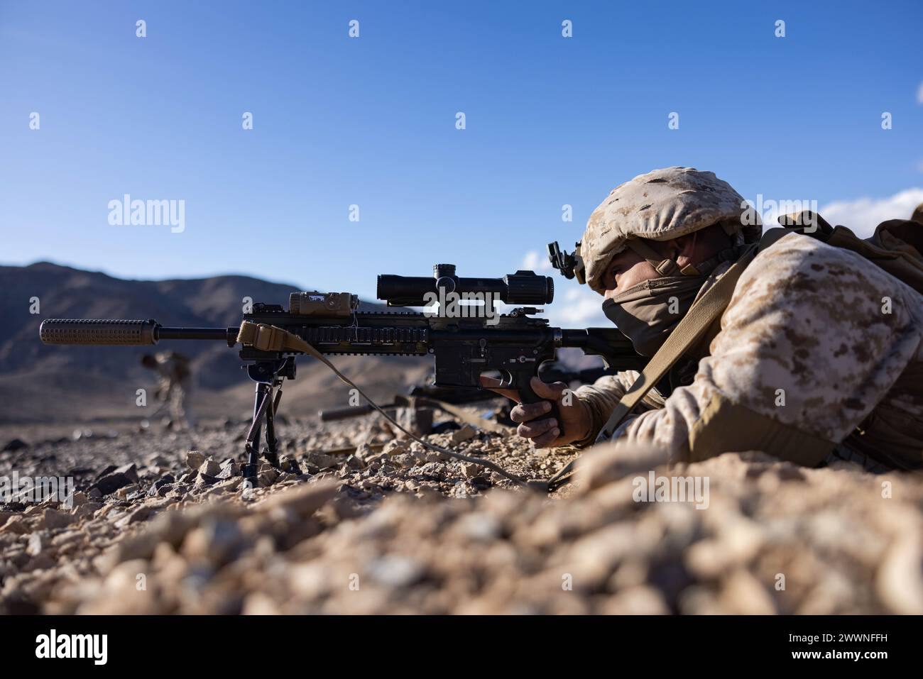 Luis Tejeda, fuciliere della Fox Company, 2nd Battalion, 4th Marine Regiment, 1st Marine Division, detiene la sicurezza durante un movimento al raggio di contatto come parte del Service Level Training Exercise 2-24 presso il Marine Corps Air-Ground Combat Center Twentynine Palms, California, 7 febbraio 2024. Il raggio d'azione è progettato per migliorare le tattiche e le procedure della fanteria di piccole unità quando si prende la linea difensiva di un nemico. Lo scopo della SLTE 2-24 è simulare le condizioni di combattimento, migliorare i cicli decisionali rapidi e rafforzare la capacità della Marine Air-Ground Task Force di adattarsi e realizzare mi Foto Stock