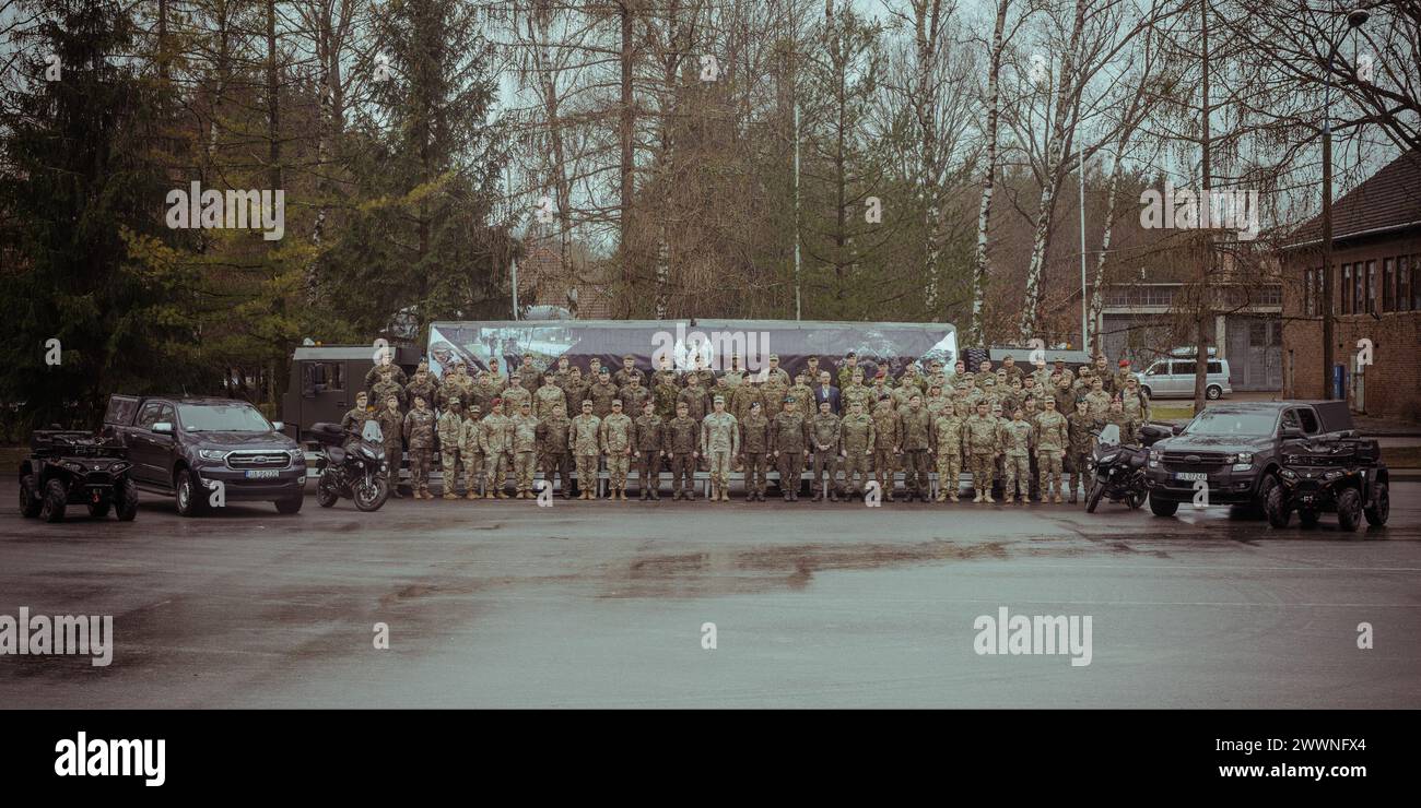 Foto di gruppo del Simposio sulle forze di difesa territoriale a OLSZTYN, Polonia, 12-15 febbraio 2024. Il terzo simposio sui combattenti includeva leader militari ed esperti in materia provenienti da undici nazioni per discutere e condividere approfondimenti e strategie focalizzate sulla comprensione dei ruoli e delle capacità delle forze di difesa territoriali per creare interoperabilità tra Stati Uniti, Polonia e altre forze NATO. (Difesa territoriale polacca PA Foto Stock