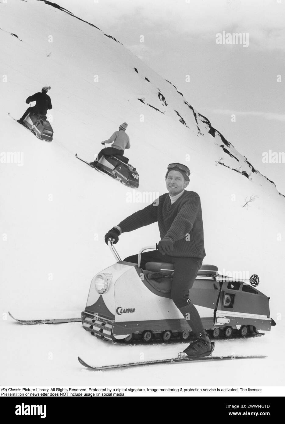 "Larven" (caterpillar) Una motoslitta svedese non convenzionale che ha raggiunto lo status di culto. Consisteva in una lunga pista caterpillar con un sedile in cui il conducente sedeva e guidava con l'aiuto del suo peso e con gli sci. È stato lanciato nel 1965 e prodotto dalla società Lenko a Östersund, fondata da Lennart Nilsson. Quando è stato lanciato, è costato 3.000 SEK. Sono stati costruiti circa 4.500 esemplari in totale. La velocità massima era di 48 km/h. La caterpillar è stata spinta avanti con fascette in plastica rinforzate con fibra di vetro. Il caterpillar era lungo 178 cm, largo 81 cm, con un peso totale di 76 kg. Alunna Foto Stock