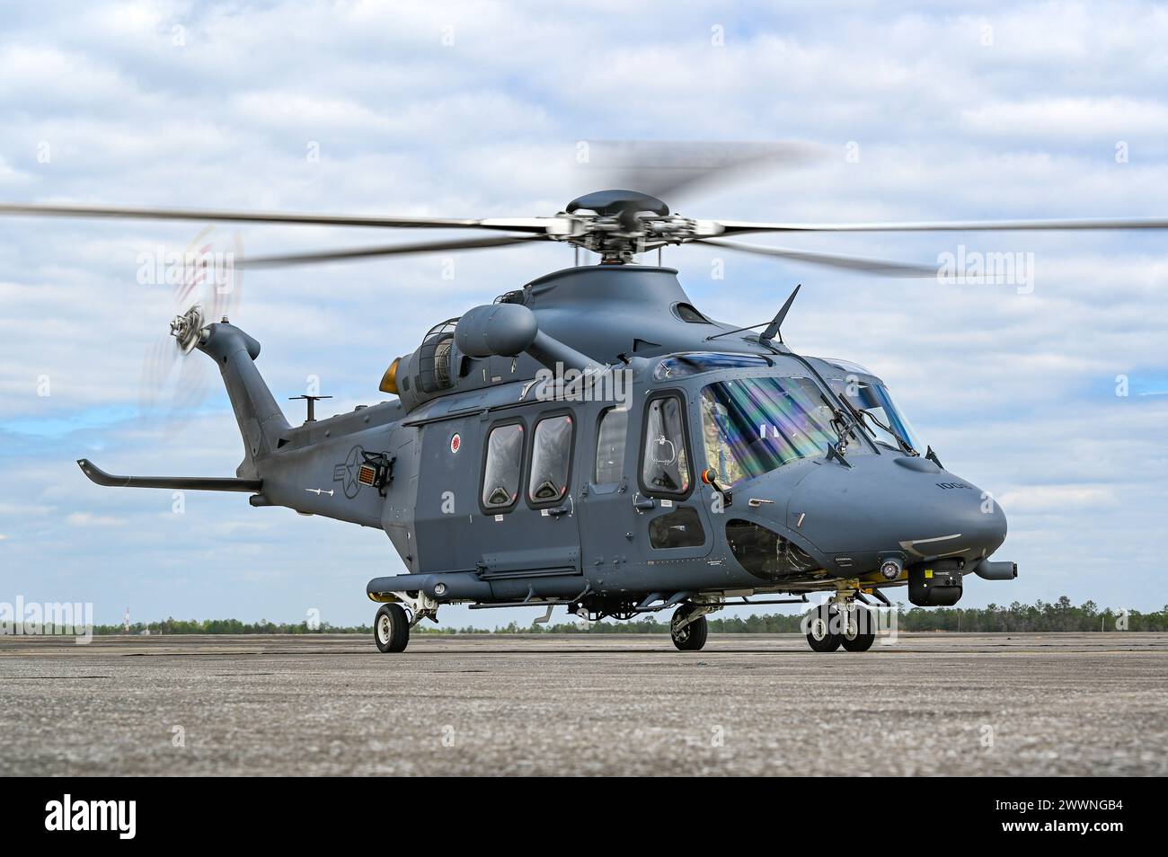 Un MH-139A Grey Wolf si trova a Duke Field, Florida, dopo essere atterrato da un volo di prova il 22 febbraio 2024. Il Grey Wolf offre la possibilità di navigare il 50% più velocemente e più lontano rispetto agli elicotteri UH-1N Huey, pur avendo una cabina più grande del 30% e la capacità di sollevare 5.000 libbre in più. Aeronautica militare Foto Stock