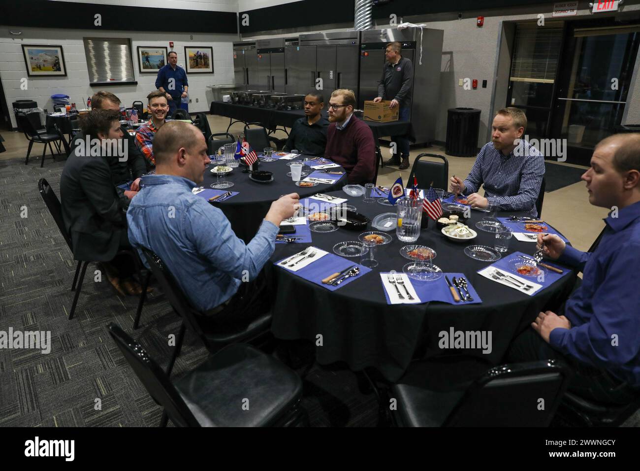 La Guardia Nazionale del Minnesota offre alla Guardia Nazionale norvegese un tradizionale pasto Minnesotan composto da una bistecca di 12 once, insalata e patate al forno, oltre a un evento culturale durante il 51° scambio di truppe reciproche norvegesi presso il Camp Ripley Training Center a Little Falls, Minnesota, il 5 febbraio 2024. Il pasto è stato cucinato e fornito servendo le nostre truppe che hanno fornito questo stesso pasto a famiglie e soldati militari dal 2004 (Minnesota Army National Guard Foto Stock
