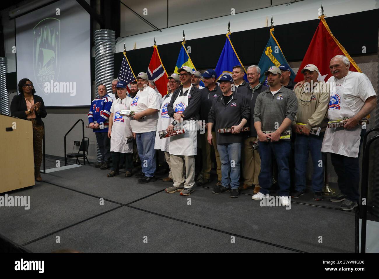 La Guardia Nazionale del Minnesota offre alla Guardia Nazionale norvegese un tradizionale pasto Minnesotan composto da una bistecca di 12 once, insalata e patate al forno, oltre a un evento culturale durante il 51° scambio di truppe reciproche norvegesi presso il Camp Ripley Training Center a Little Falls, Minnesota, il 5 febbraio 2024. Il pasto è stato cucinato e fornito servendo le nostre truppe che hanno fornito questo stesso pasto a famiglie e soldati militari dal 2004 (Minnesota Army National Guard Foto Stock