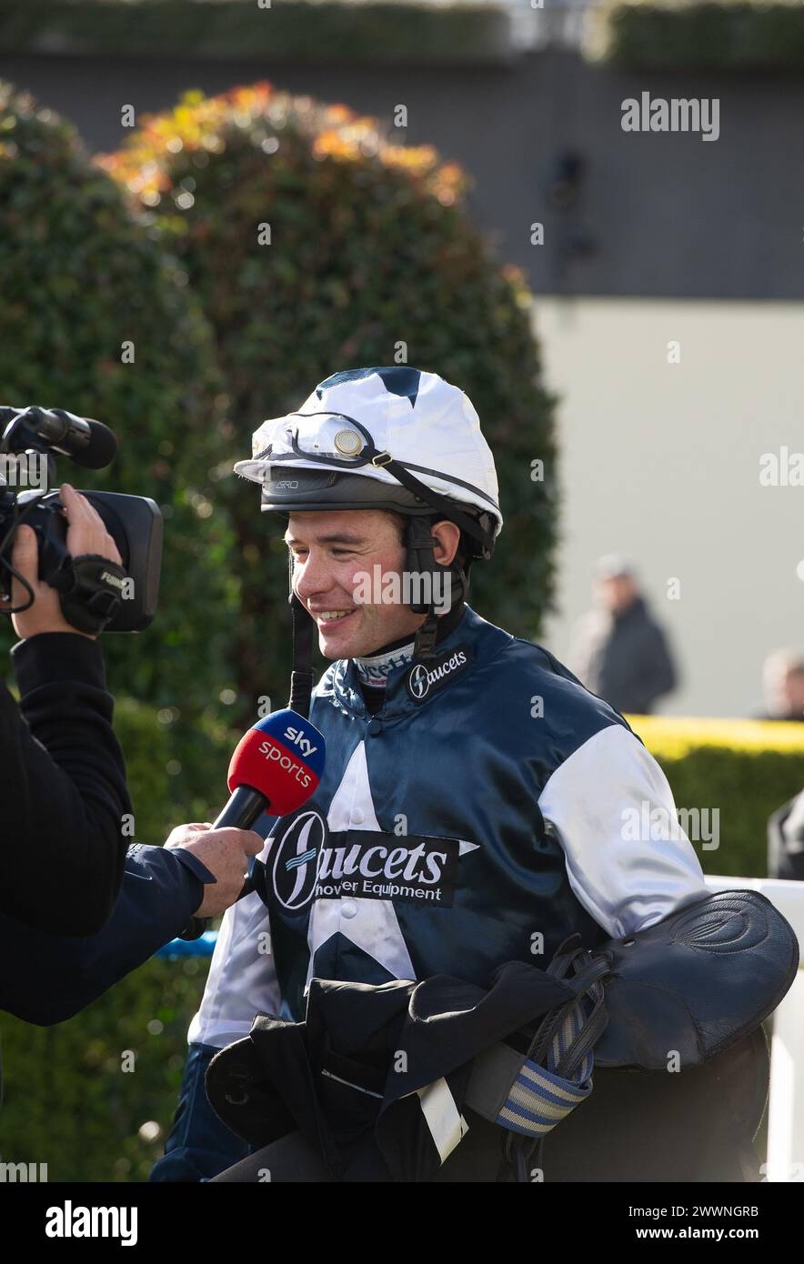 Ascot, Berkshire, Regno Unito. 24 marzo 2024. Jockey Charlie Deutsch, vincitore del concorso LK Bennett Handicap Steeple Chase all'evento Spring Family Raceday all'Ascot Racecourse on Horse Martator. Proprietaria Camillia Norton, Trainer Venetia Williams, Hereford, Sponsor Faucets Limited. Crediti: Maureen McLean/Alamy Live News Foto Stock