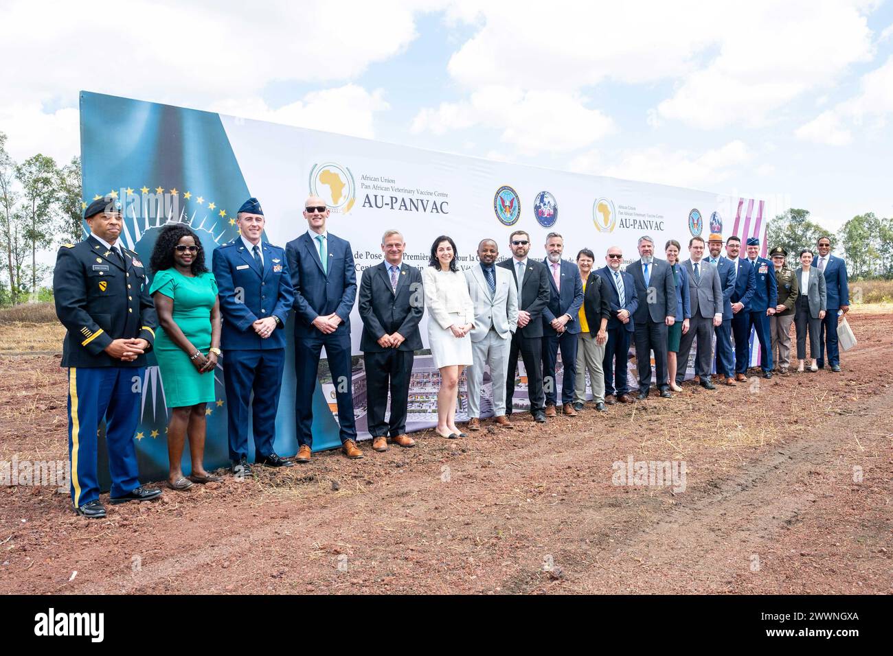 I membri della Defense Threat Reduction Agency (DTRA) hanno partecipato a una cerimonia rivoluzionaria per il nuovo laboratorio e centro di formazione dell'Unione africana (AU)-Pan-African Veterinary Vaccine Center (PANVAC) a Bishoftu, Etiopia, 21 febbraio. Foto Stock