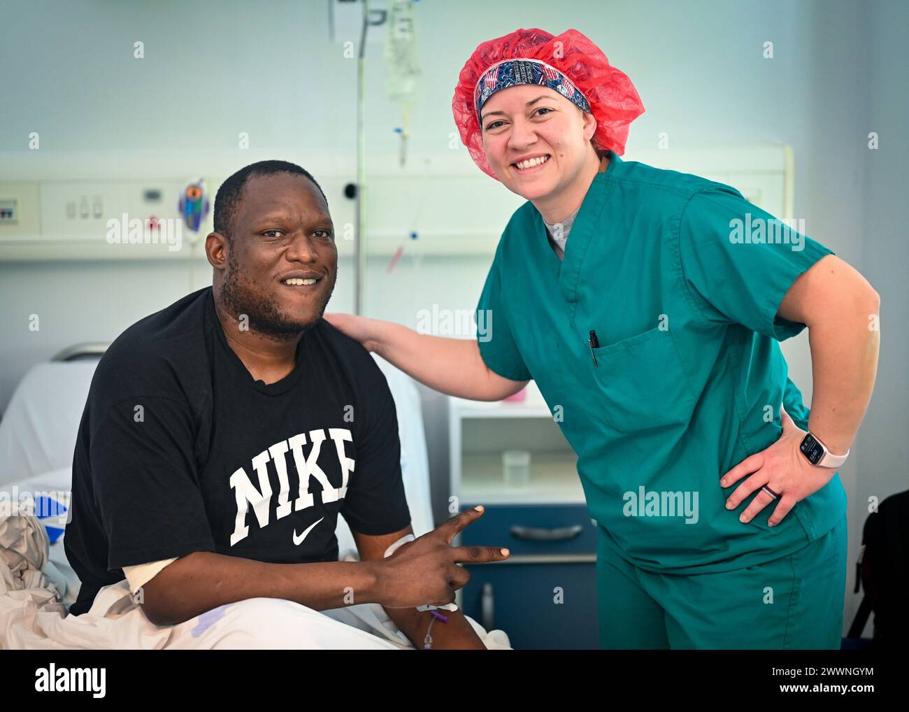 Augustus Wayne Amos (a sinistra), e il riservista dell'aeronautica statunitense, il capitano Whitney Dorame (a destra), infermiera del 349th Medical Squadron anestesista, sorridono insieme dopo l'intervento chirurgico all'Owen King European Union Hospital, Castries, St Lucia, 26 febbraio 2024. Il padre di Amos è morto durante un intervento chirurgico in un altro paese quattro giorni prima che Amos perseguisse una procedura che cambiasse la vita condotta dalla squadra di assistenza medica delle piccole Antille dell'aeronautica degli Stati Uniti. Aeronautica militare Foto Stock