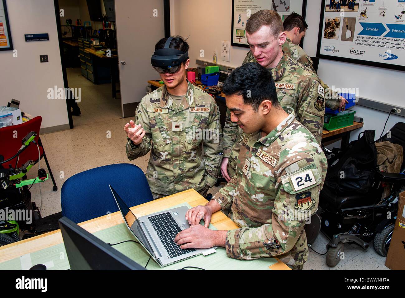 U.S. Air Force Academy Department of Electrical and computer Engineering Cadets 1st Class Ameen Khan, a sinistra, e Cade Isley, a destra, conducono l'ultimo test di una sedia a rotelle con sguardo assistito, il loro progetto di tecnologia assistiva. 1° febbraio 2024. A guardare ci sono altri membri del team Cadetti 1st Class Luke Ringe, Left, Lucas Jones, Middle, e Sam Smith, giusto. Aeronautica militare Foto Stock