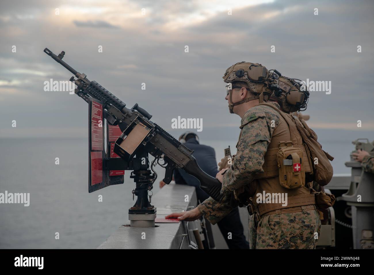 Michael Melkonyan, mitragliere assegnato alla Charlie Company, Battalion Landing Team 1/5, 15th Marine Expeditionary Unit, posta la sicurezza a bordo del molo di trasporto anfibio USS Somerset (LPD 25) come parte del piccolo gruppo d'azione mentre il Somerset transitava nello stretto di Basilan 18 febbraio 2024. Somerset e gli elementi imbarcati della 15a MEU stanno conducendo operazioni di routine nella 7a flotta degli Stati Uniti. La 7th Fleet è la più grande flotta numerata della Marina degli Stati Uniti, e interagisce regolarmente e opera con alleati e partner nel preservare un libero Foto Stock