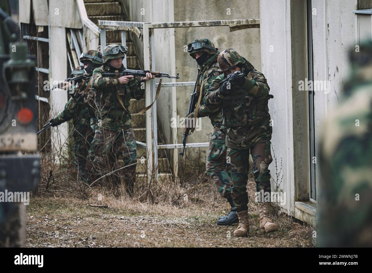 I soldati moldavi si spostano come squadra prima di entrare in una stanza durante un'esercitazione di estrazione presso il Joint Multinational Readiness Center (JMRC) presso l'Hohenfels Training area, Germania, 5 febbraio 2024. Il JMRC forma leader, personale, unità fino ai team di combattimento di Brigata e partner multinazionali per dominare nella conduzione delle operazioni terrestri unificate in tutto il mondo, ora e in futuro. Esercito Foto Stock