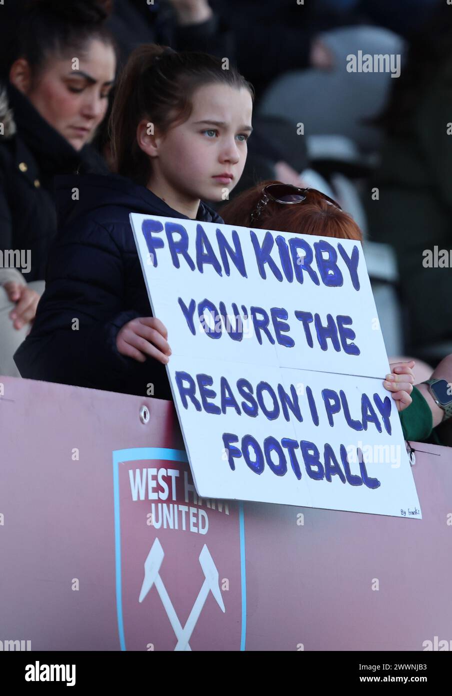 DAGENHAM, INGHILTERRA - 24 MARZO: Giovane tifoso del Chelsea con striscione durante la partita di Super League femminile di Barclays fa tra il West Ham United Women contro Chelse Foto Stock