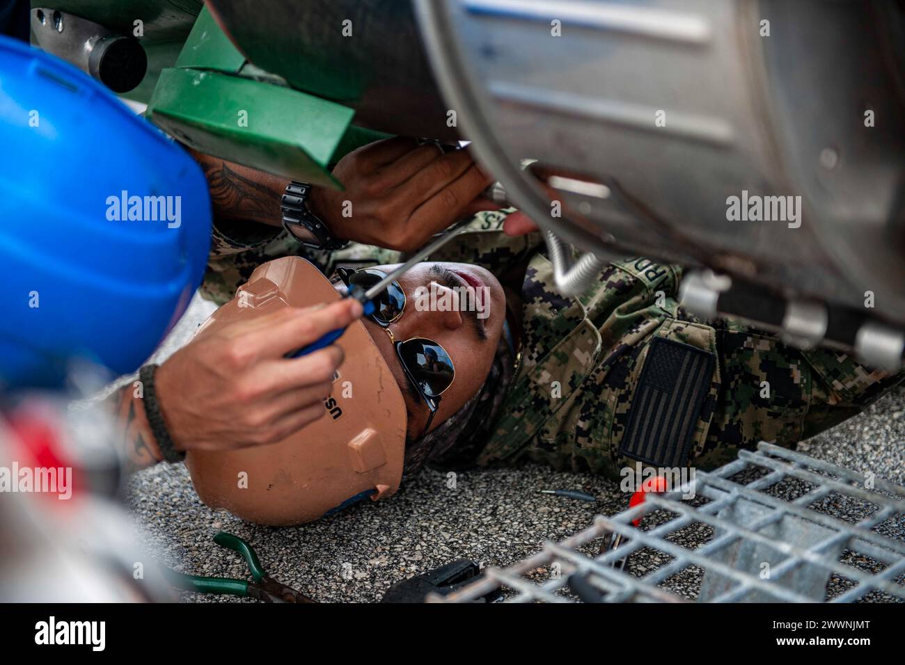 240215-N-VC599-1030 U.S. NAVAL BASE GUAM (15 febbraio 2024) – Fire Control Technician 3rd Class Erasmo Cardoza, da San Benito, Texas, assegnato al sottomarino ad attacco rapido classe Los Angeles USS Annapolis (SSN 760), assicura un dispenser montato su siluro a un siluro Mark 48 durante un carico di armi con i marinai del sottomarino Emory S. Land, USS Frank Cable (AS 40), presso la U.S. Naval base Guam, 15 febbraio. Annapolis è uno dei numerosi sottomarini assegnati al Comandante, Squadrone sottomarino (CSS) 15. La CSS-15 si trova a Polaris Point, U.S. Naval base Guam (NBG). NBG è strategicamente posizionato per Foto Stock