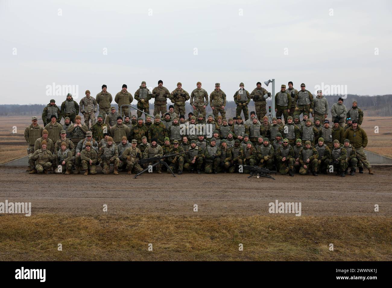 I norvegesi della forza di risposta rapida della Guardia interna norvegese completano la mitragliatrice calibro m2 Browning 50 e la mitragliatrice M240B con range di qualificazione a fuoco vivo durante il 51° scambio di truppe reciproche norvegesi presso il Camp Ripley Training Center a Little Falls, Minnesota, il 6 febbraio 2024 (Minnesota Army National Guard) Foto Stock