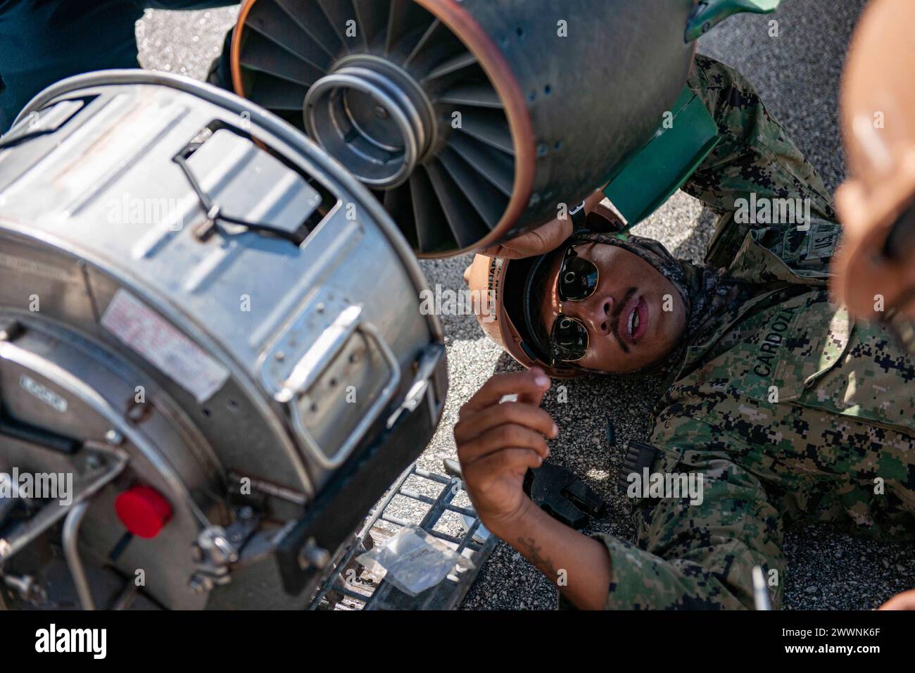 240215-N-VC599-1011 U.S. NAVAL BASE GUAM (15 febbraio 2024) – Fire Control Technician 3rd Class Erasmo Cardoza, da San Benito, Texas, assegnato al sottomarino ad attacco rapido classe Los Angeles USS Annapolis (SSN 760), assicura un dispenser montato su siluro a un siluro Mark 48 durante un carico di armi con i marinai del sottomarino Emory S. Land, USS Frank Cable (AS 40), presso la U.S. Naval base Guam, 15 febbraio. Annapolis è uno dei numerosi sottomarini assegnati al Comandante, Squadrone sottomarino (CSS) 15. La CSS-15 si trova a Polaris Point, U.S. Naval base Guam (NBG). NBG è strategicamente posizionato per Foto Stock