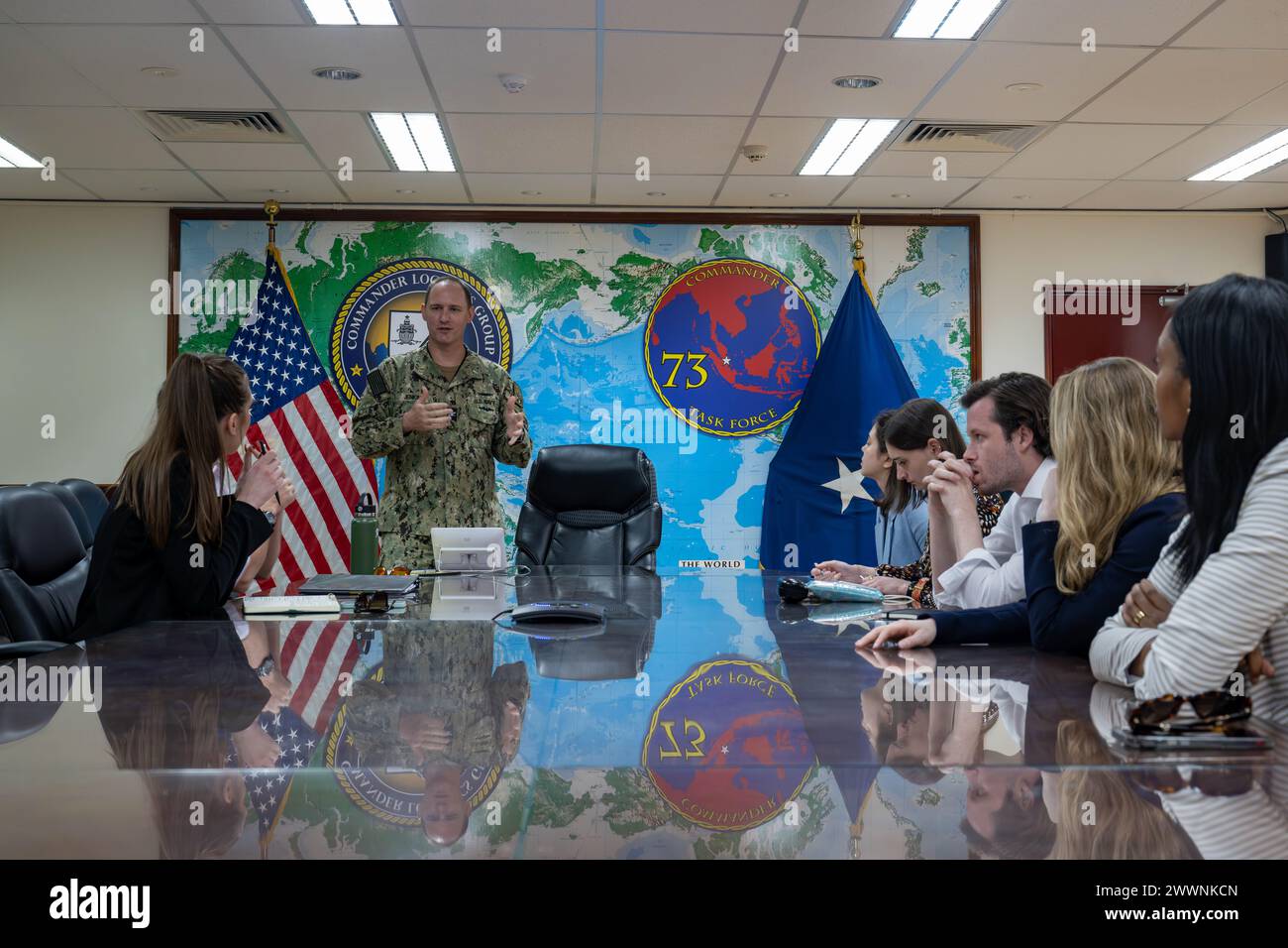 SINGAPORE (21 febbraio 2024) il capitano Richie Jenkins, vice comandante, Logistics Group Western Pacific/Task Force 73 (COMLOG WESTPAC/CTF 73), al centro, incontra membri del personale professionale guidati da Chris Anderson durante una visita programmata all'installazione navale di Sembawang (SNI). COMLOG WESTPAC sostiene le forze navali schierate insieme ad alleati e partner regionali, per sostenere le pattuglie nell'Indo-Pacifico, la partecipazione ad esercitazioni navali e le risposte alle catastrofi naturali. Marina Foto Stock