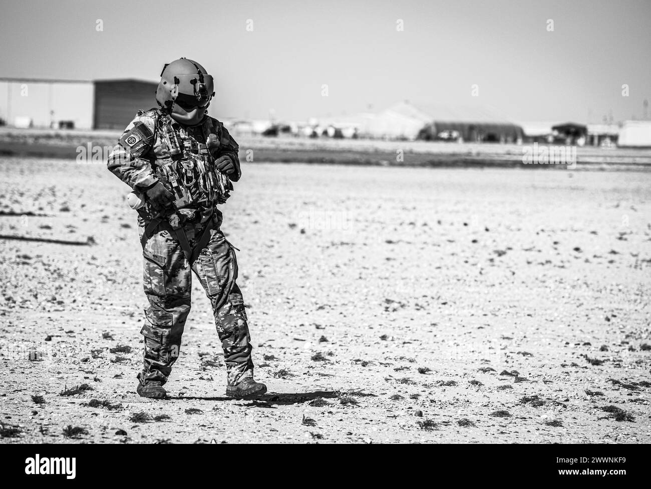 La 82nd Combat Aviation Brigade, 82nd Airborne Division, facilita l'addestramento dei paranchi K9 con il programma di cani da lavoro militari Kuwait del gruppo di supporto dell'area il 7 febbraio 2024, a Camp Buehring, Kuwait. Il sollevamento è una parte importante della formazione MWD sull'uscita da aree difficili da raggiungere in caso di emergenze mediche. Esercito Foto Stock