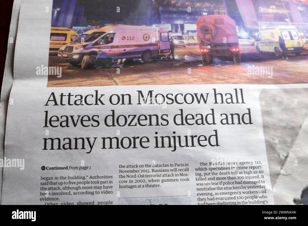 "L'attacco alla sala di Mosca lascia decine di morti e altri feriti" testata del quotidiano Guardian attacco terroristico che ha sparato in russo 22 marzo 2024 Londra Regno Unito Foto Stock