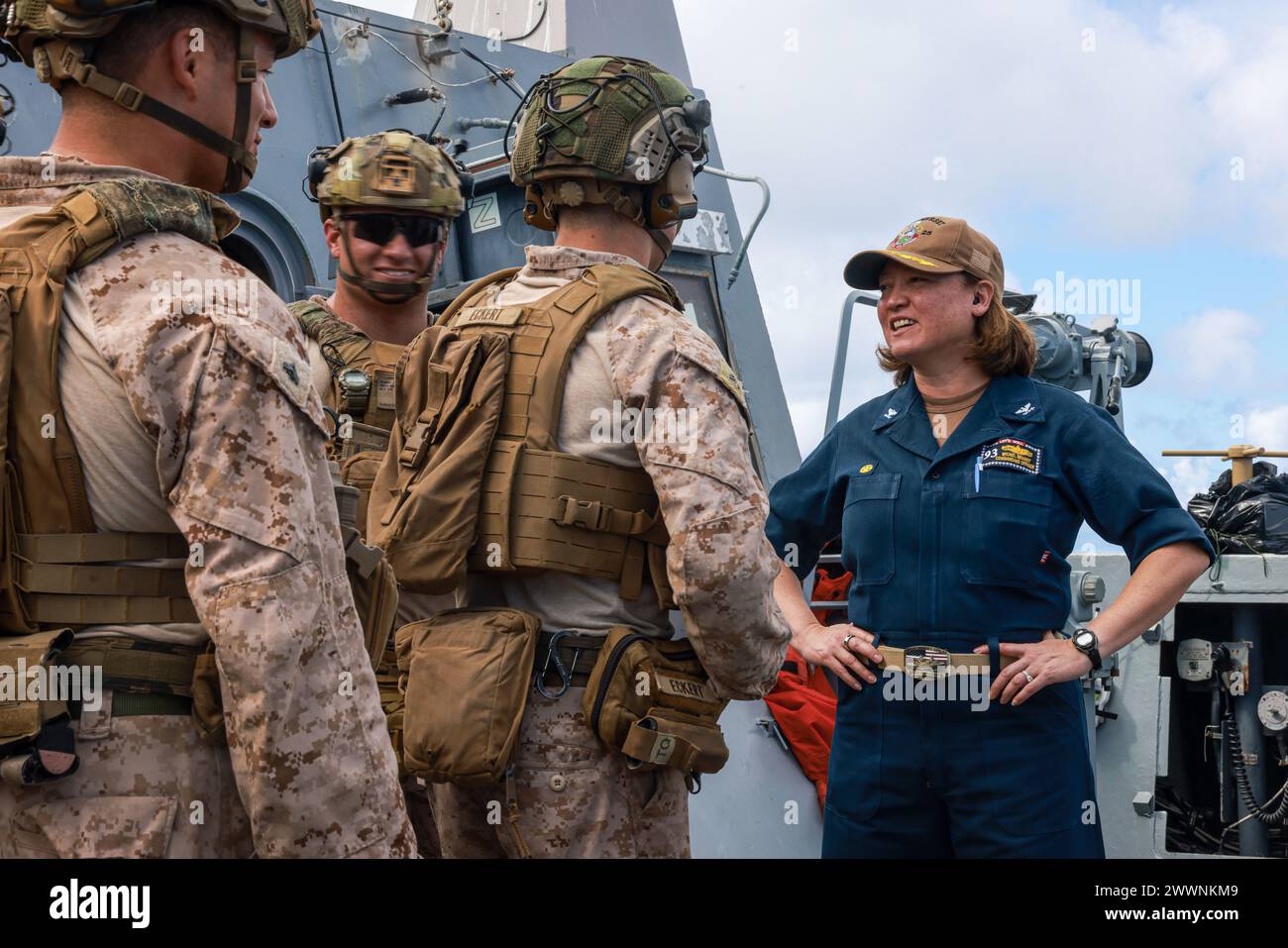 Il capitano della Marina degli Stati Uniti Michel Brandt, a destra, comandante del molo di trasporto anfibio USS Somerset (LPD 25), discute dell'addestramento del team d'azione di piccolo calibro con i Marines assegnati alla Charlie Company, Battalion Landing Team 1/5, 15th Marine Expeditionary Unit, mentre erano in corso nell'Oceano Pacifico, 1 febbraio 2024. Il Somerset sta attualmente conducendo operazioni di routine nella 3a flotta degli Stati Uniti con elementi della 15a MEU. Corpo dei Marine Foto Stock