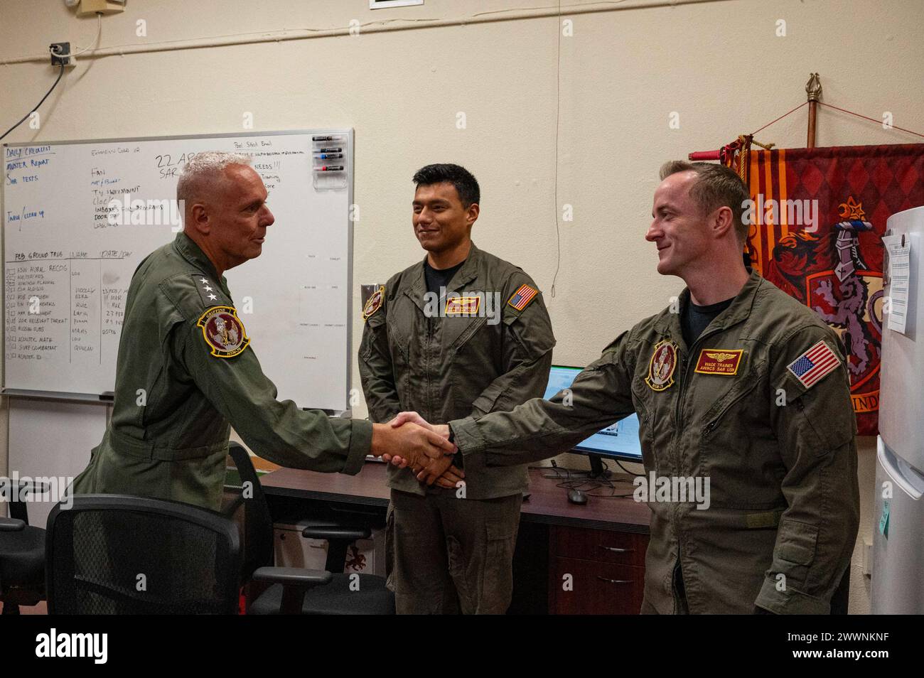 STAZIONE NAVALE DI ROTA, Spagna (26 febbraio 2024) Vice Adm. Dan Cheever, Comandante, Naval Air Forces, Left, parla con Senior Chief Naval AirCrewman (Helicopter) Wade Trainer, destra, e Naval AirCrewman (Helicopter) 3rd Class Victor Gonzalez, entrambi assegnati all'Helicopter Maritime Strike Squadron (HSM) 79, presso la Naval Station Rota, Spagna, 26 febbraio 2024. Questa visita ha dato inizio a un tour di una settimana che ha coinvolto le basi navali nell'area delle operazioni della 6th Fleet degli Stati Uniti e i principali leader internazionali per sottolineare il ruolo critico dell'aviazione navale nella regione. Marina Foto Stock