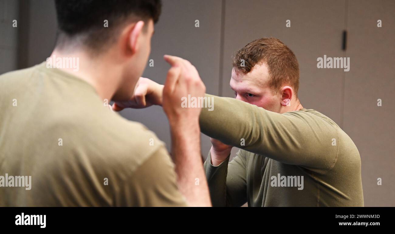 Il Senior Airman Colin Baker-Labreck, uno specialista delle forze di sicurezza assegnato al 174th Security Forces Squadron, lancia un jab che sfida l'addestramento dei combatives come parte di un corso di potenziamento delle forze di sicurezza presso Hancock Field Air National Guard base, 14 febbraio. Durante il corso, i membri del 174th Security Forces Squadron addestrarono aviatori da tutta l'ala per servire come forze di sicurezza aggiuntive. Air National Guard Foto Stock