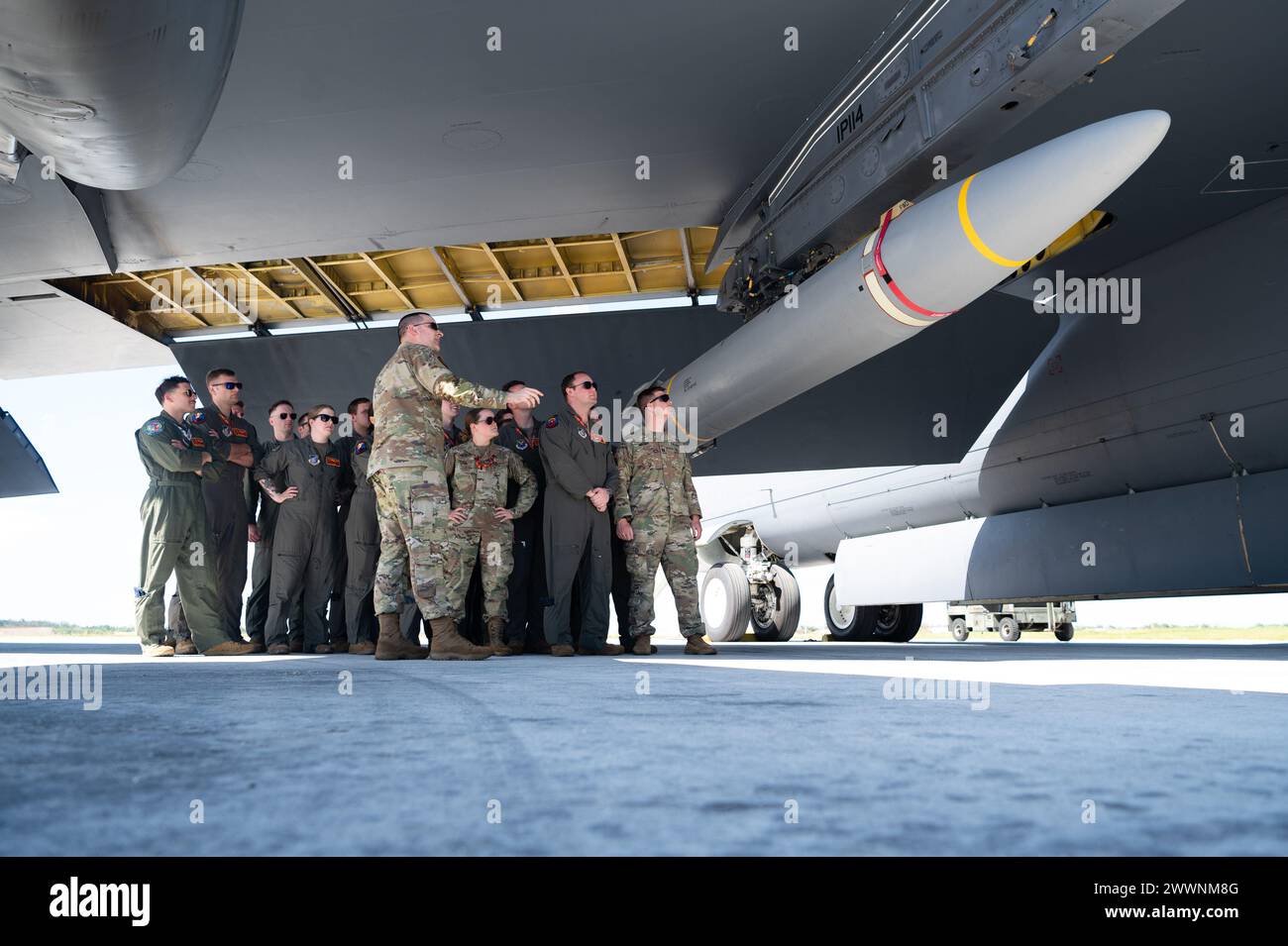Gli equipaggi B-52 Stratofortress del 23rd Expeditionary Bomb Squadron, Minot Air Force base, North Dakota e del 49th test and Evaluation Squadron, Barksdale Air Force base, Louisiana, parteciparono all'addestramento di familiarizzazione con le armi ipersoniche presso Andersen Air Force base, Guam, 27 febbraio 2024. Gli ipersonici sono un attributo perseguito per le munizioni avanzate. Il Dipartimento della difesa sta sviluppando la scienza e la tecnologia ipersonica per garantire che gli Stati Uniti possano rapidamente eseguire la transizione dei sistemi ipersonici operativi. Aeronautica militare Foto Stock