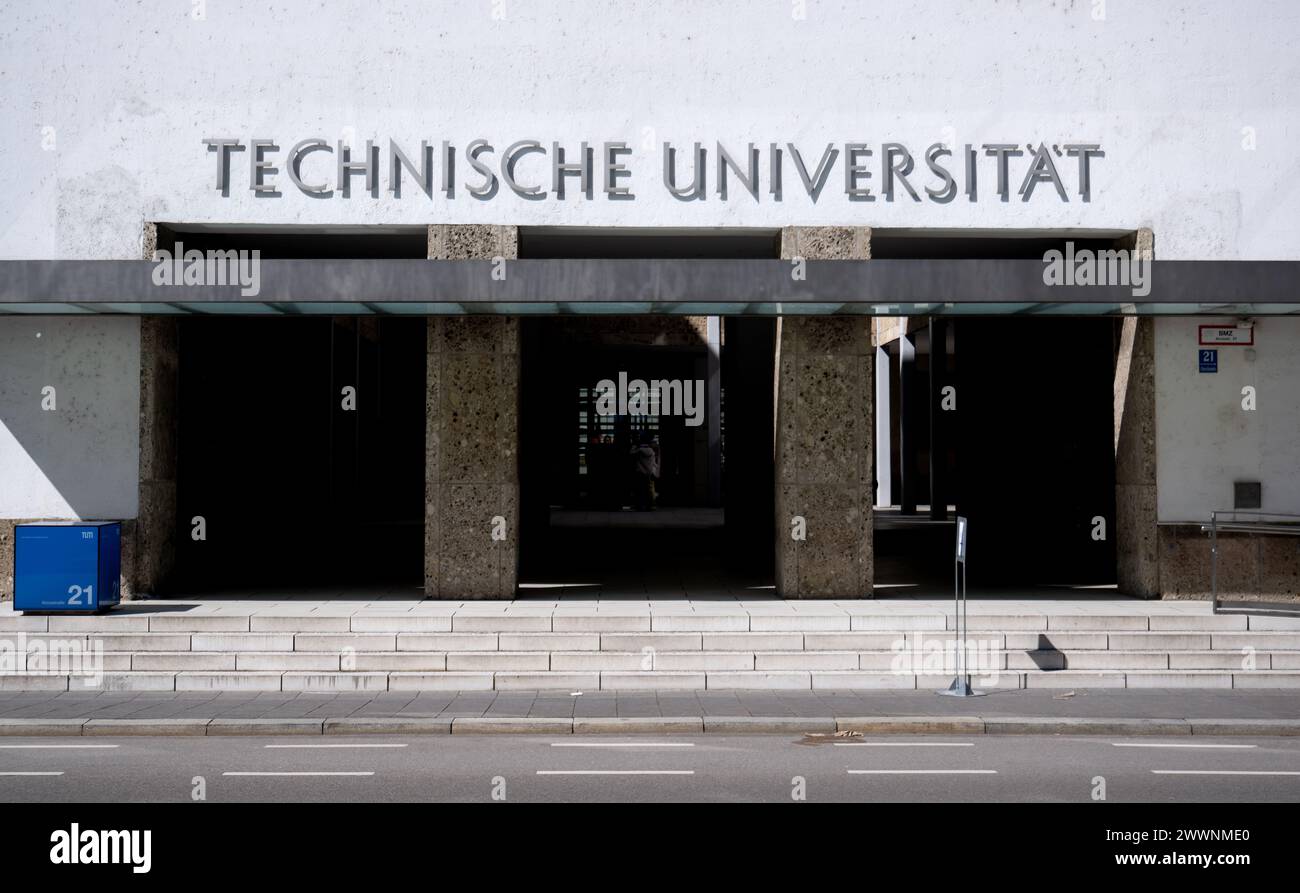 Monaco, Germania. 25 marzo 2024. L'edificio principale con l'ingresso principale dell'Università tecnica di Monaco (TUM). Crediti: Sven Hoppe/dpa/Alamy Live News Foto Stock