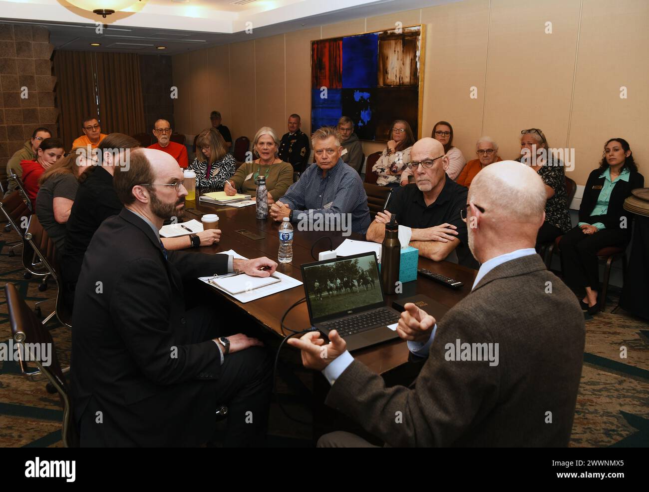 I membri della famiglia dello U.S. Army Technician Fifth Grade Clifford Strickland ricevono informazioni sul periodo in cui Strickland prestò servizio durante la seconda guerra mondiale presso un POW/mia Accounting Agency (DPAA) Family Member Update (FMU) di Phoenix, Ariz., 24 febbraio 2024. I membri della famiglia di Strickland hanno partecipato all'FMU e hanno ricevuto informazioni sull'identificazione di Strickland e sul seguente processo che avrà luogo per fornire una sepoltura militare adeguata per lui. Aeronautica militare Foto Stock