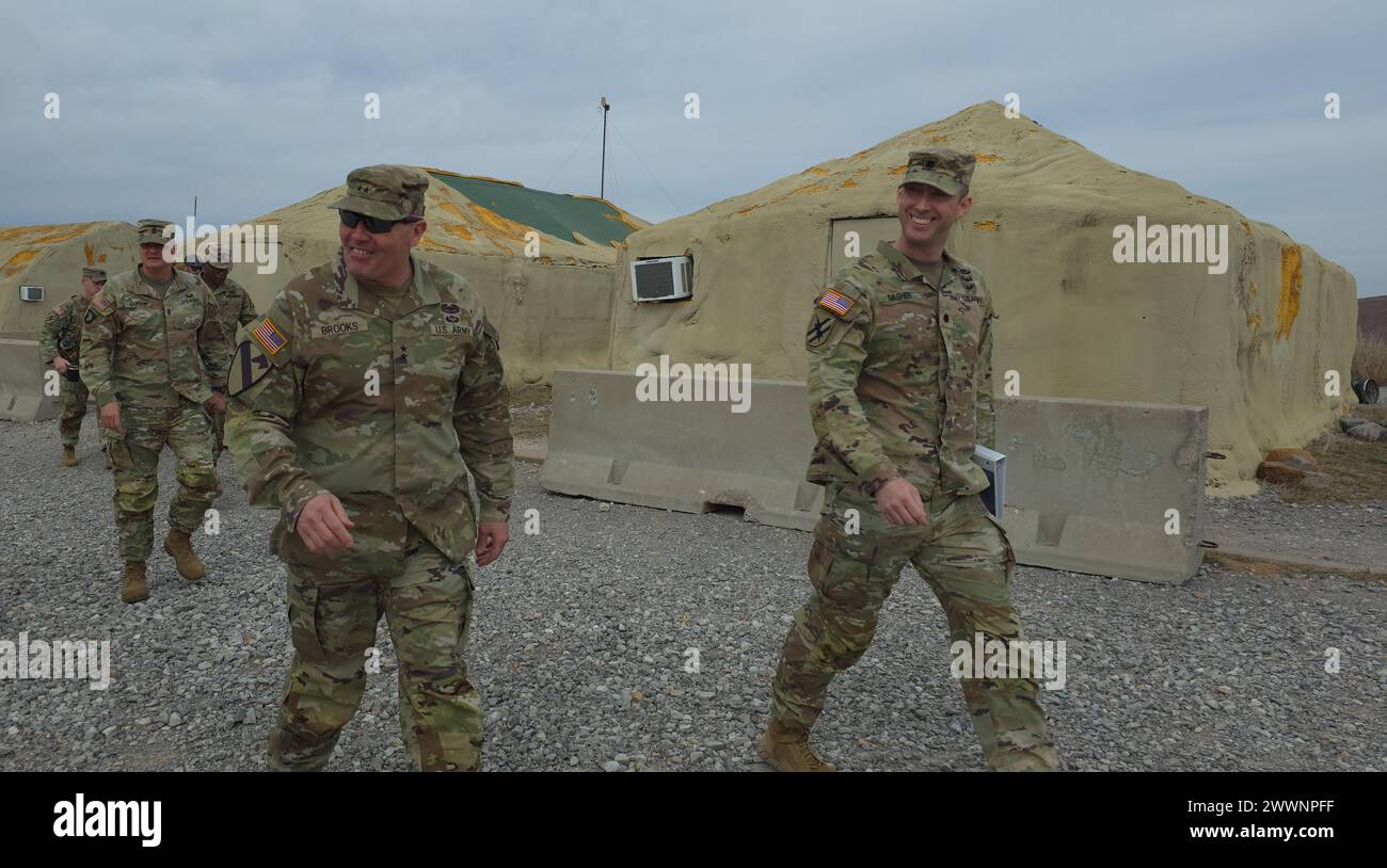 Visita DI MG Phil Brooks e del CSM Neil Sartain con LTC Russell Dasher Jr., comandante del 1-118th fa, 48 IBCT durante la loro esercitazione di prova della missione presso il Thompson Hill Range Complex di Fort Sill. Foto Stock
