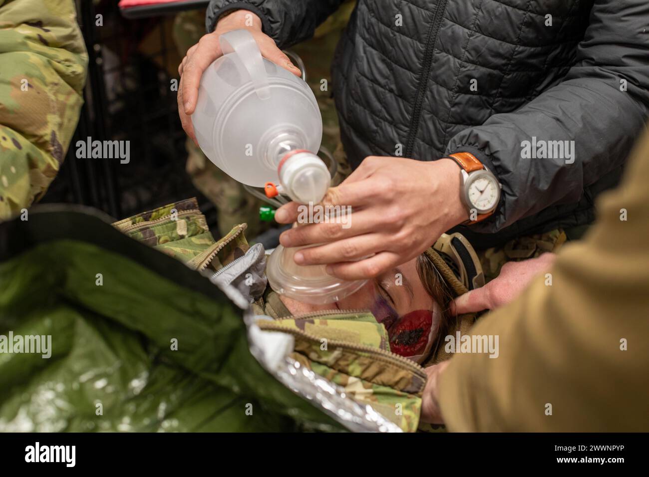 I berretti verdi dell'esercito degli Stati Uniti con il 19th Special Forces Group (Airborne) e i Royal Marines del Regno Unito conducono cure di combattimento tattico su un paziente ferito simulato a Kotzebue, Alaska, 29 febbraio 2024. Arctic Edge 24 è un'esercitazione di difesa annuale per il Northern Command degli Stati Uniti che sottolinea le operazioni della Joint Force in un clima estremamente freddo e in un ambiente ad alta latitudine ed è progettata per dimostrare la difesa a livelli integrata a livello globale nell'Artico. Esercito Foto Stock