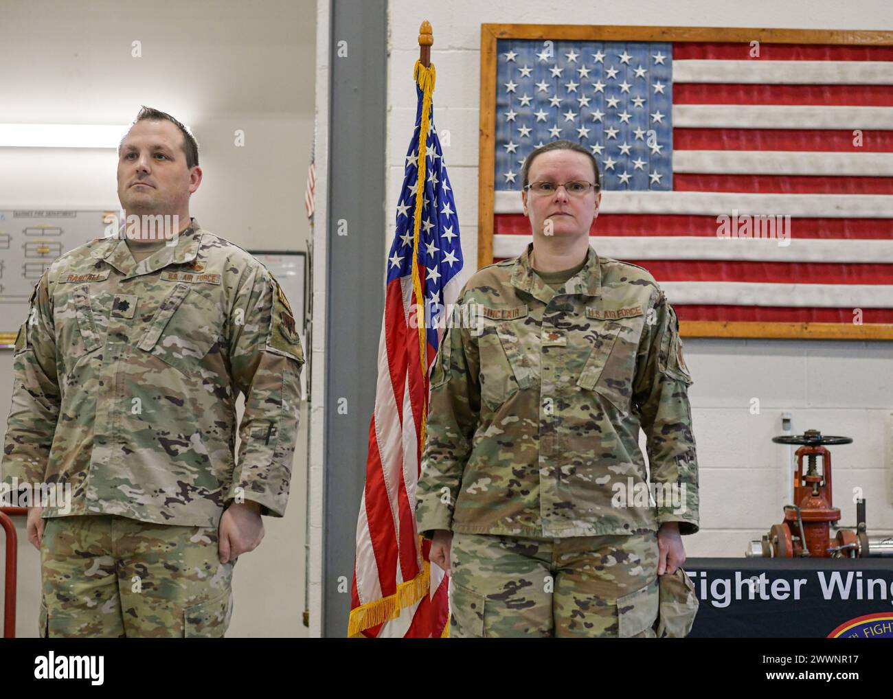 Il 104th Fighter Wing Civil Engineering Squadron tenne una promozione per il tenente colonnello Sarah Sinclair il 14 febbraio 2024 presso la Barnes Air National Guard base, Massachusetts. La Sinclair espresse gratitudine verso i suoi compagni avieri durante la promozione, mentre avanzava ulteriormente la sua carriera militare, che iniziò presso l'Accademia militare degli Stati Uniti a West Point. Foto Stock