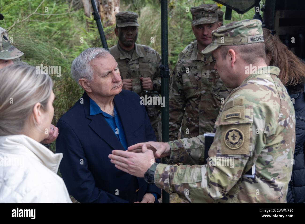 Il senatore degli Stati Uniti Jack Reed del Rhode Island visita i membri del Joint Multinational Training Group-Ucraina presso l'area di addestramento Grafenwoehr del 7th Army Training Command, Germania, 19 febbraio 2024. Gli alti dirigenti del 7ATC e le unità che sostengono la missione JMTG-U hanno discusso le capacità offerte dalle rispettive missioni. Guardia Nazionale dell'esercito Foto Stock