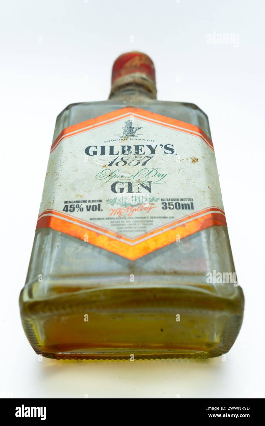 Il Gilbey's Gin 1857 è una bevanda alcolica derivante dal processo di distillazione che ha un gusto naturale distintivo e forte. un marchio di gin di proprietà Foto Stock