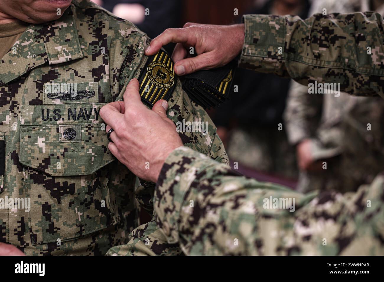 NORFOLK (14 febbraio 2024), il comandante del comando del capo Paul Dammon, assegnato al 4° Squadrone anfibio (PHIBRON 4), colloca la patch di comando sul cmdr. Jamie Joe Diaz, capo di stato maggiore, assegnato al Four Amphibious Squadron (PHIBRON 4), a bordo della nave d'assalto anfibio USS Wasp (LHD 1), 14 febbraio 2023. (Foto della Marina DEGLI STATI UNITI dello specialista di comunicazione di massa Troy Davis) Foto Stock