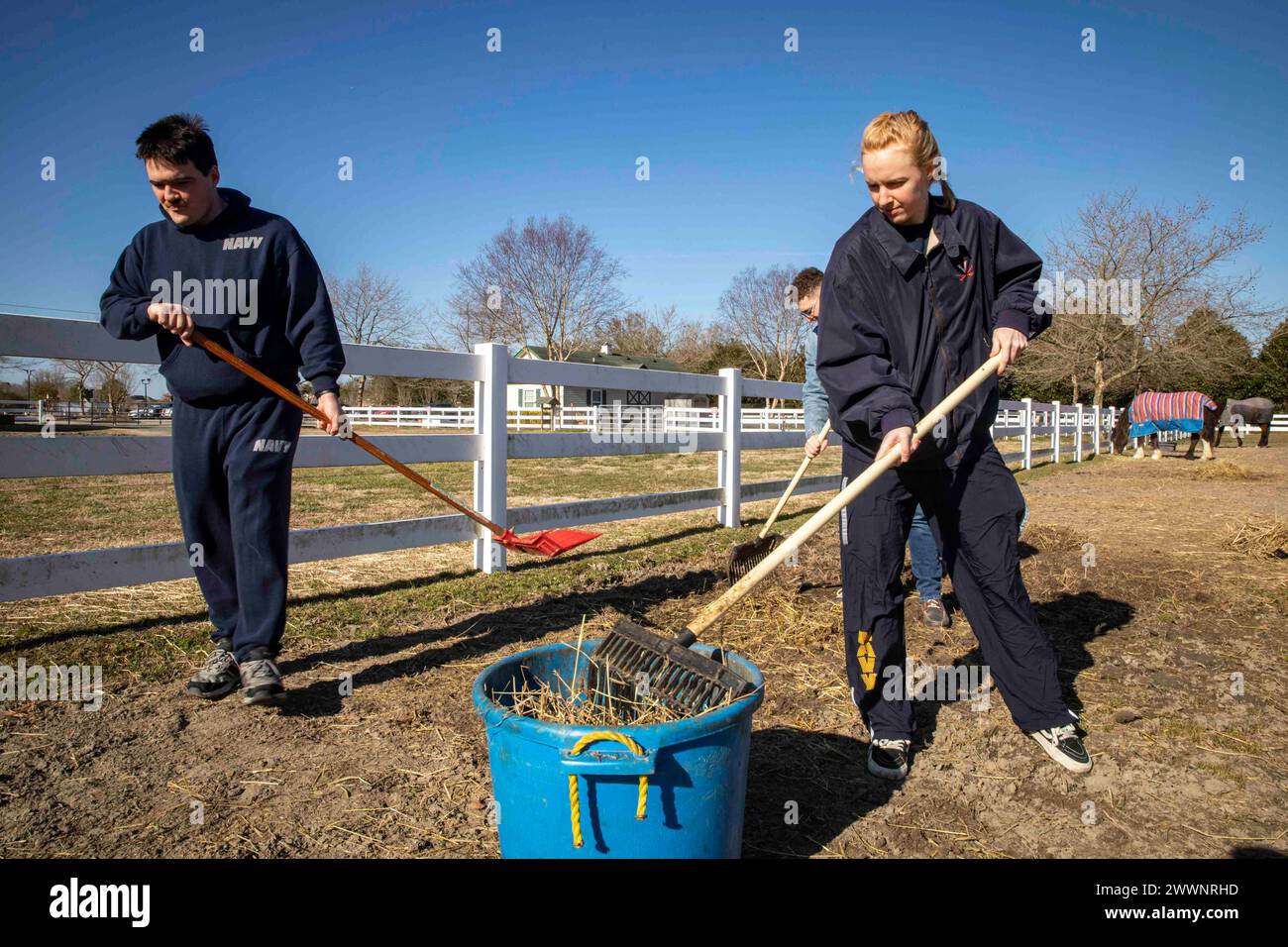 240220-N-SY758-1039 VIRGINIA BEACH, va (20 febbraio 2024) marinai assegnati alla portaerei classe Nimitz USS George H.W. Bush (CVN 77) volontario presso l'Equi-Kids Horse Ranch, 20 febbraio 2024. George H.W. Bush sta subendo una disponibilità incrementale pianificata (PIA) per aumentare la letalità e la facilità di manutenzione, e per completare la conservazione e gli aggiornamenti per le operazioni future. Marina Foto Stock