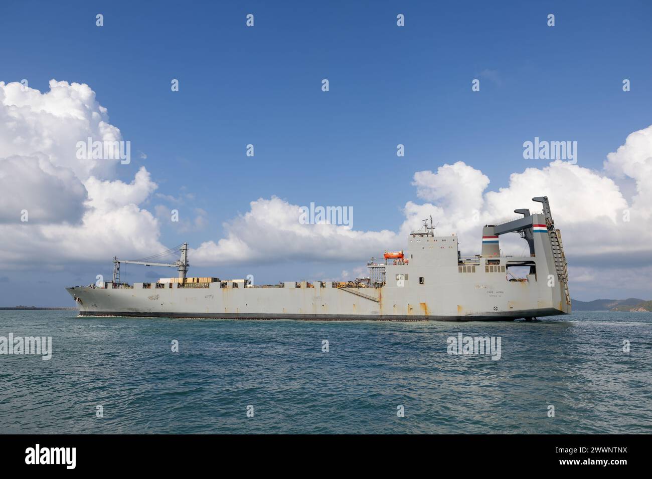 La nave MV Cape Horn (T-AKR 5068) del Military Sealift Command (MSC) parte dal porto di Sattahip, Thailandia, dopo aver scaricato circa 260 oggetti finali per l'esercitazione Cobra Gold 2024, 22 febbraio. CG24 è la 43a iterazione della serie di esercizi Joint Cobra Gold. CG24 sottolinea il coordinamento in materia di prontezza, azione civica, assistenza umanitaria e soccorso in caso di catastrofi e cerca di ampliare la cooperazione e la collaborazione regionali in questi settori vitali. La MSC dirige e supporta le operazioni per circa 140 navi con equipaggio civile che riforniscono le navi della Marina degli Stati Uniti in mare, conducono missioni specializzate, preposi Foto Stock