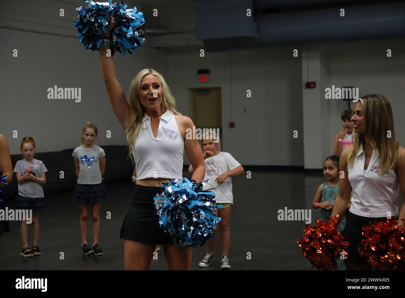 La cheerleader della NFL River Banks si presenta durante il Pro Blitz Tour 2024 dell'Armed Forces Entertainment alla Marine Corps base Hawaii, 8 febbraio 2024. La visita ha offerto ai membri dei servizi e alle loro famiglie l'opportunità di incontrare cheerleader della NFL in pensione e gli attuali onorari della Football Hall of Fame. Corpo dei Marine Foto Stock