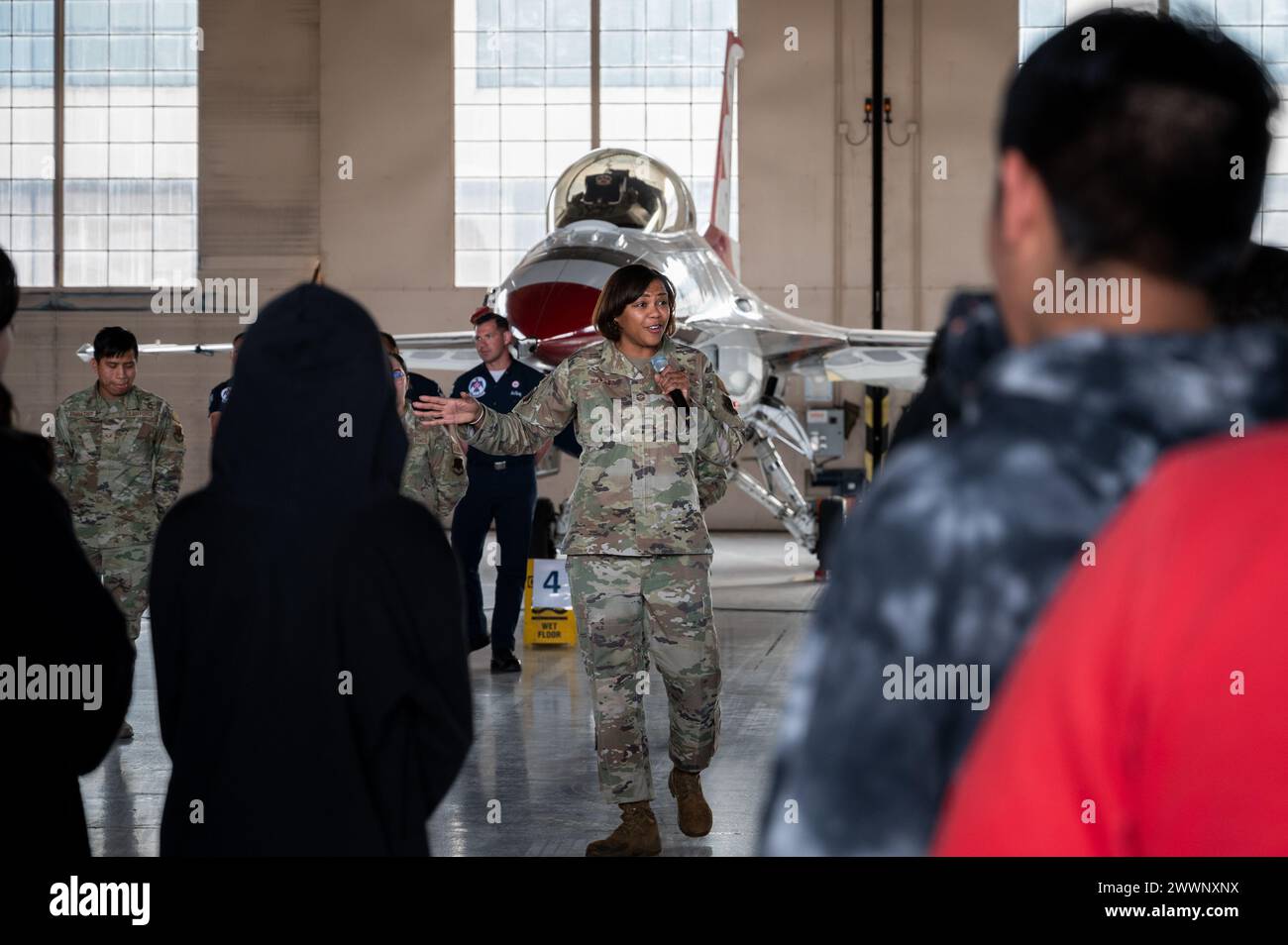 Adrienne Warren, il 99th Air base Wing Command Chief Master Sergeant, accoglie gli studenti nella base di Nellis Air Force base, Nevada, 26 febbraio 2024. Il progetto Quesada è un'iniziativa dell'Air Combat Command, progettata per offrire ai giovani provenienti da contesti diversi un'esposizione ai campi di carriera dell'aviazione, collaborando con istituzioni ispaniche al servizio delle minoranze e istituzioni al servizio delle minoranze. Aeronautica militare Foto Stock
