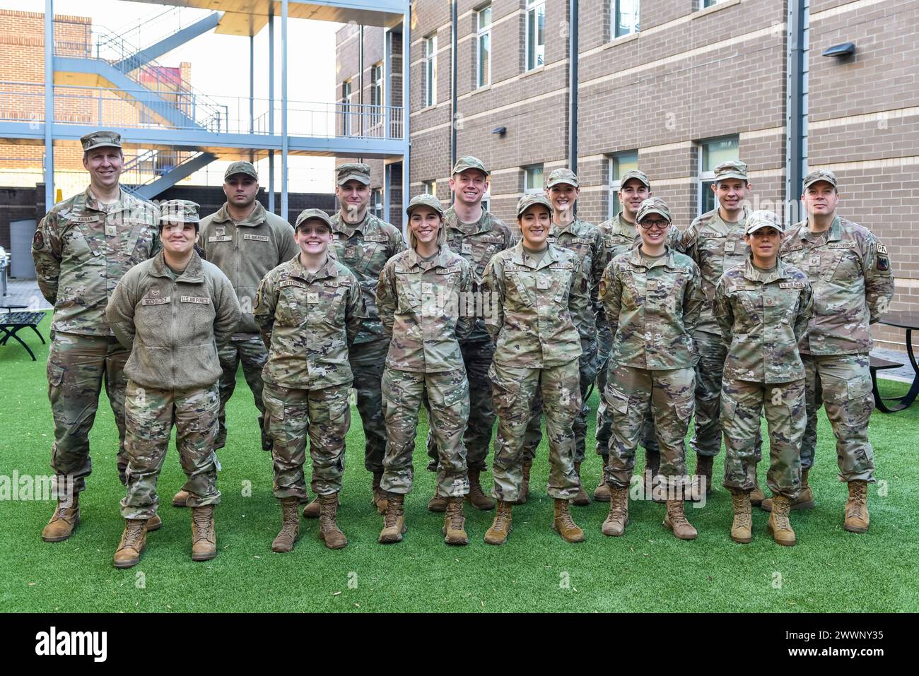 Gli U.S. Air Force Airmen posano per una foto del corso Follow the Basics of Adobe After Effects, 14 febbraio 2024, presso la McGhee Tyson Air National Guard base. Il team della I.G. Brown Training and Education Center University ha aggiornato il corso After Effects, progettato per migliorare le competenze degli aviatori degli affari pubblici in tutta la Guardia Nazionale aerea. Foto Stock