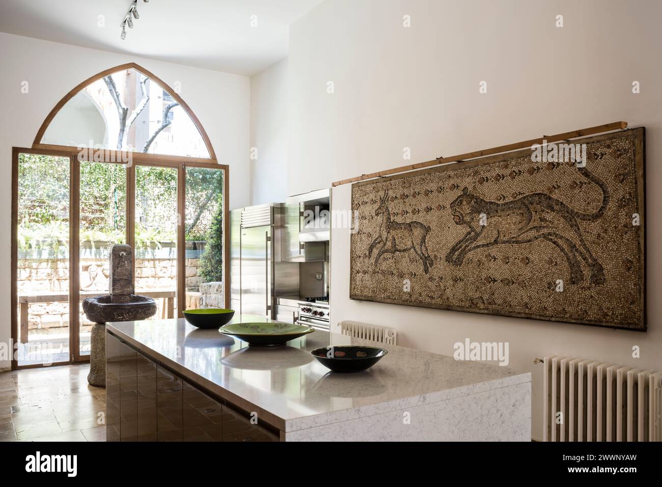 Opere d'arte panoramiche in cucina moderna. Appartamento di lusso a Beirut, Libano. Foto Stock