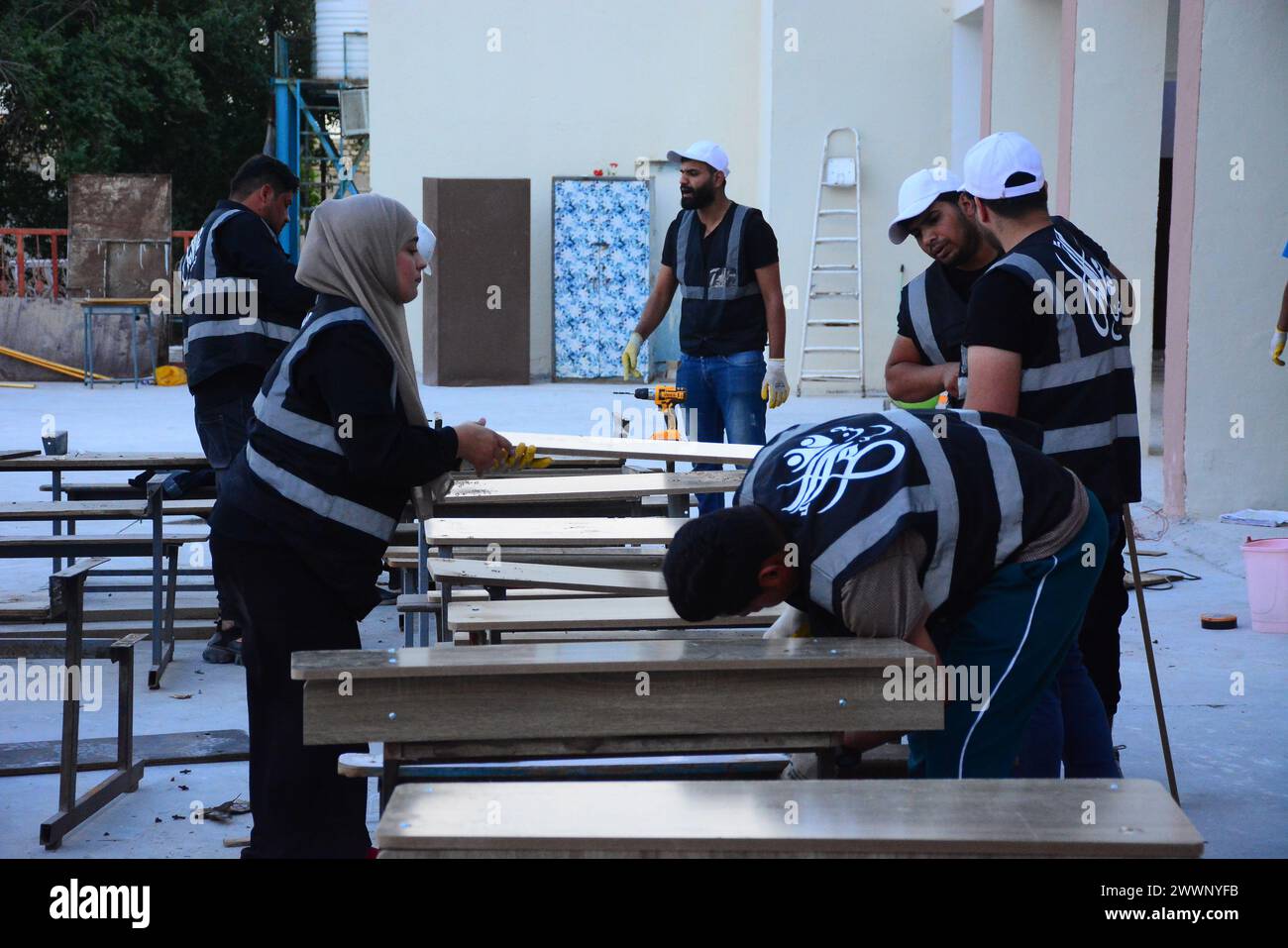 In collaborazione con il gruppo di volontari di al-Amal, l'USAID ha permesso il rinnovo di sei scuole per ragazze a Nasiriyah, capitale della provincia di Dhi Qar. L'attenzione sul miglioramento dei servizi igienici, la riparazione dei pavimenti e la sostituzione delle scrivanie danneggiate è stata determinata congiuntamente da educatori della città, genitori, leader della comunità, funzionari locali e provinciali e organizzazioni della società civile. Creando un ambiente educativo accogliente a Nasiriyah, l'USAID contribuisce a garantire che ogni bambino abbia la possibilità di avere successo. Foto Stock