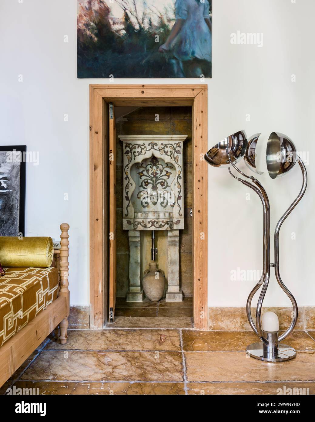 Lampada retrò e nicchia decorativa nell'appartamento di lusso a Beirut, Libano. Foto Stock