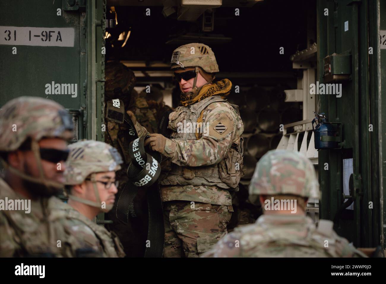 Tristan Handy, un capo della squadra di munizioni assegnato al 1st Battalion, 9th Field Artillery Regiment (Battleking) 2nd Armored Brigade Combat Team, 3rd Infantry Division, consegna munizioni da un veicolo cingolato Carrier Ammo nell'ultimo giorno di esercitazione Dynamic Front 24 presso Polatlı Training area, Türkiye, 19 febbraio 2024. Exercise Dynamic Front 24 è un'esercitazione incentrata sui fuochi condotta dal 56° comando di artiglieria in Germania e Türkiye. I soldati di artiglieria si addestrano in un ambiente combinato, concentrandosi sull'interoperabilità del fuoco, il comando e il controllo tra MU Foto Stock