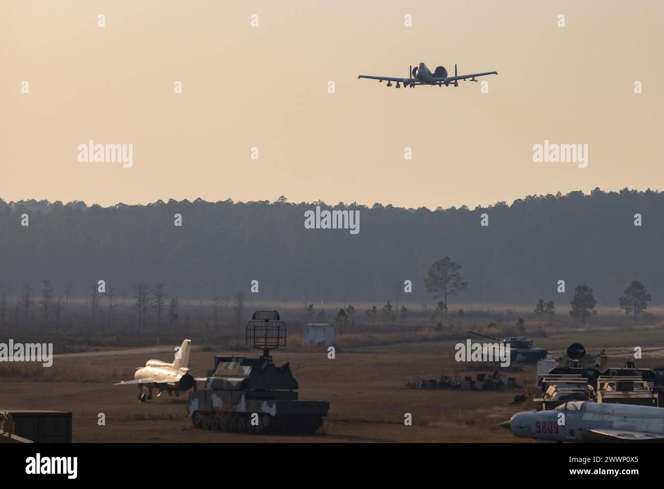 Un A-10C Thunderbolt II della U.S. Air Force con il 74th Attack Squadron, 23rd Fighter Group, 23rd Wing, effettua un controllo di gruppo durante un addestramento congiunto di controllori di attacco terminali con la 6th Battery, 345th Artillery Battalion dell'esercito tedesco, e specialisti del gruppo di controllo aereo tattico della U.S. Air Force con il 15th Air Support Operation Squadron, a supporto della 3rd Infantry Division dell'esercito degli Stati Uniti, a Townsend Bombing Range, Georgia, 21 febbraio 2024. Il controllo aereo tattico congiunto tedesco e gli osservatori antincendio congiunti praticavano il coordinamento degli aerei, infiltrandosi ed esfiltrando un'area di operazioni con risorse militari americane Foto Stock